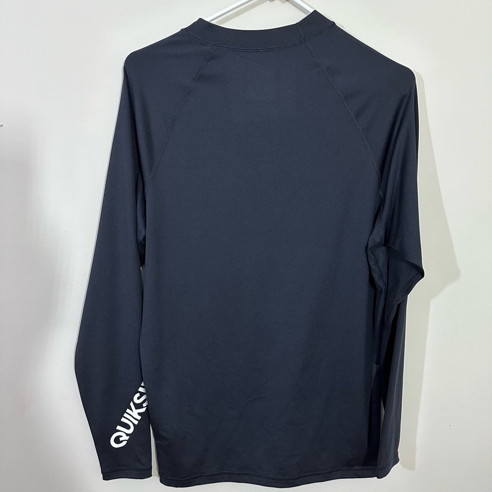 Quik Silver. Sz X L Athleisure top in navy/ white printing on sleeve etc. - Picture 8 of 11